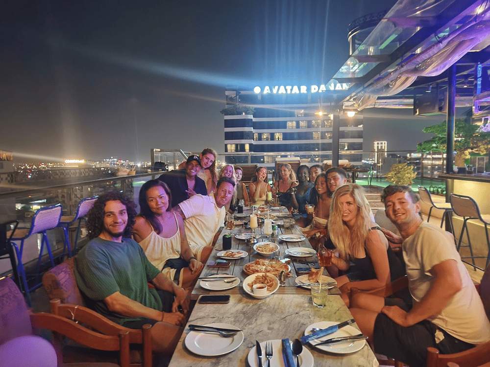 Refreshing cocktails take center stage, especially the bar’s popular coconut cocktail, served straight from a fresh coconut for a refreshing tropical experience. The menu also features fresh seafood platters that pair well with the tropical drinks, making it perfect for a light evening meal or a beachside toast.